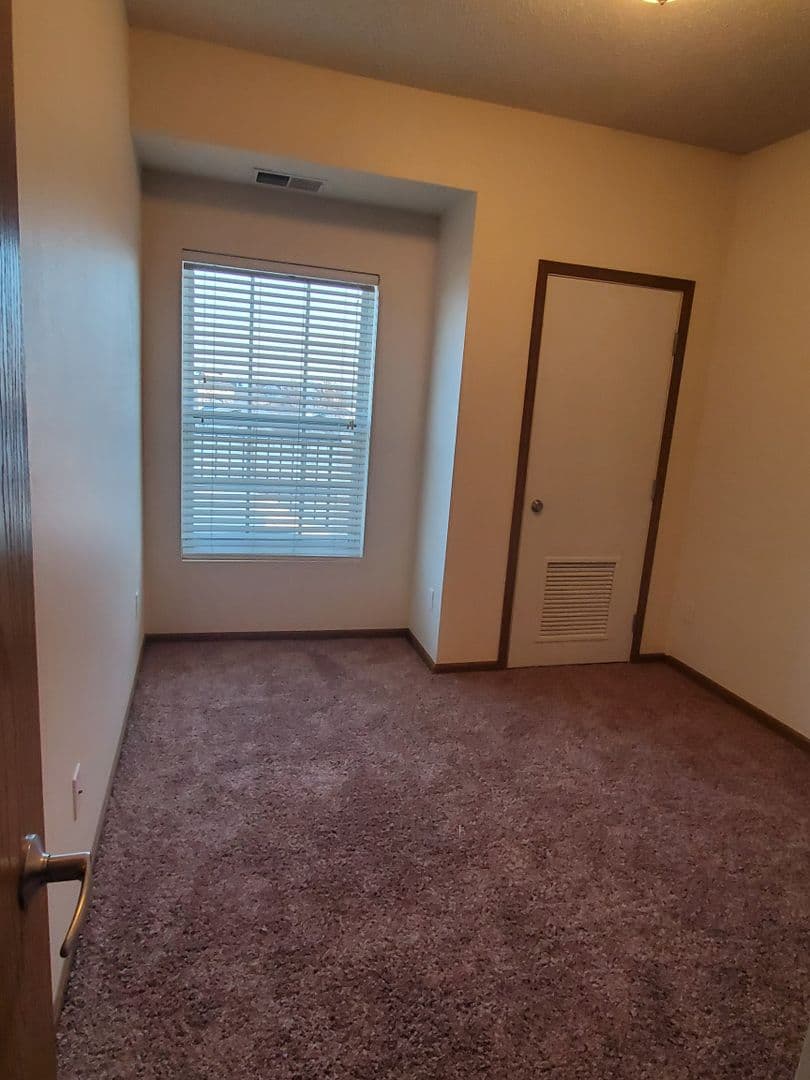 Fargo Apartment: 4955 17th Ave S