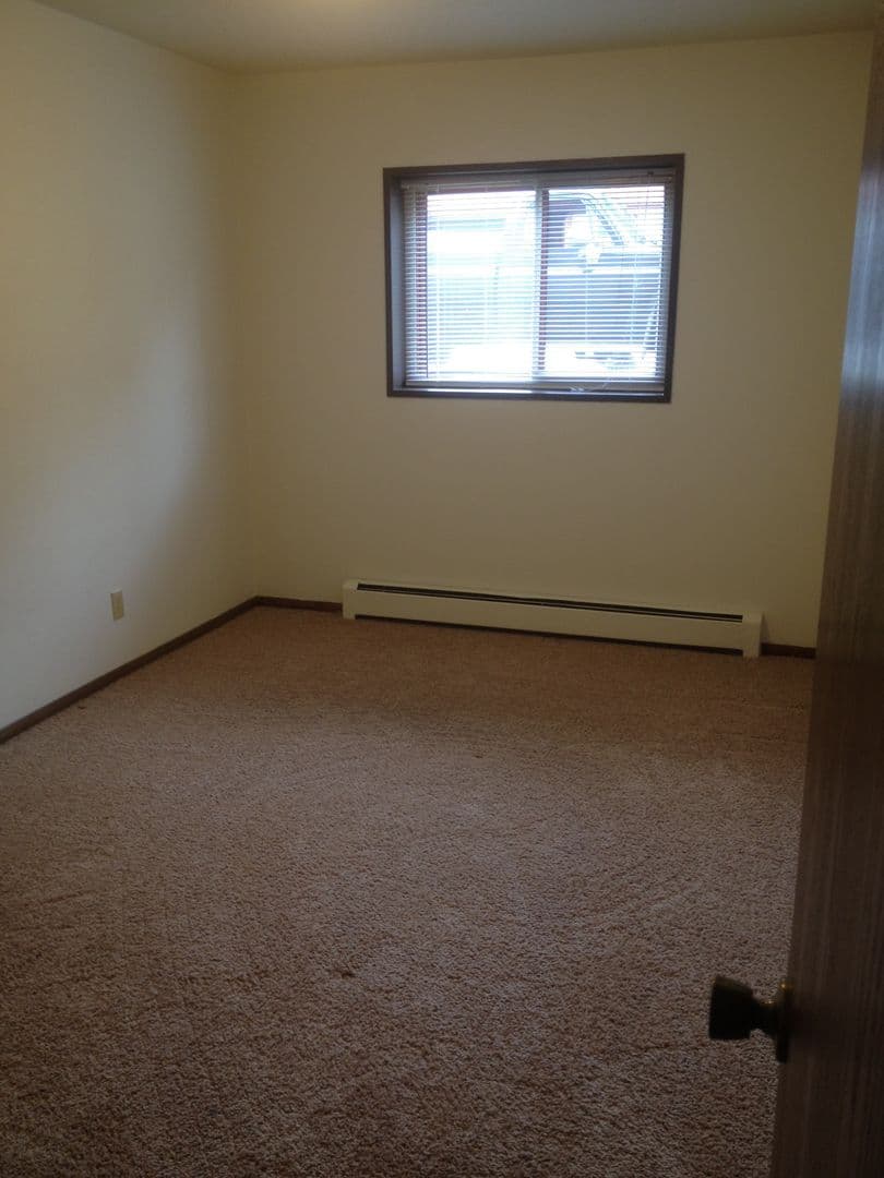 Moorhead Apartment: 1206 27th Ave S