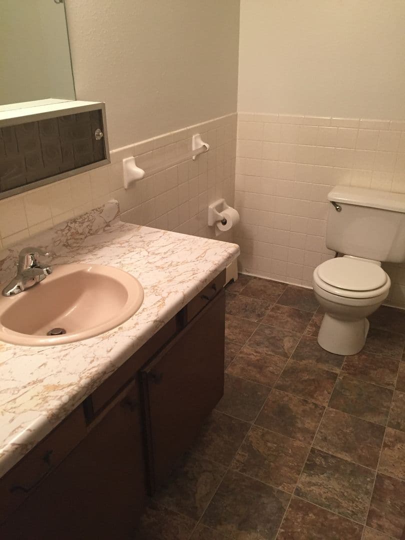Moorhead Apartment: 1206 27th Ave S