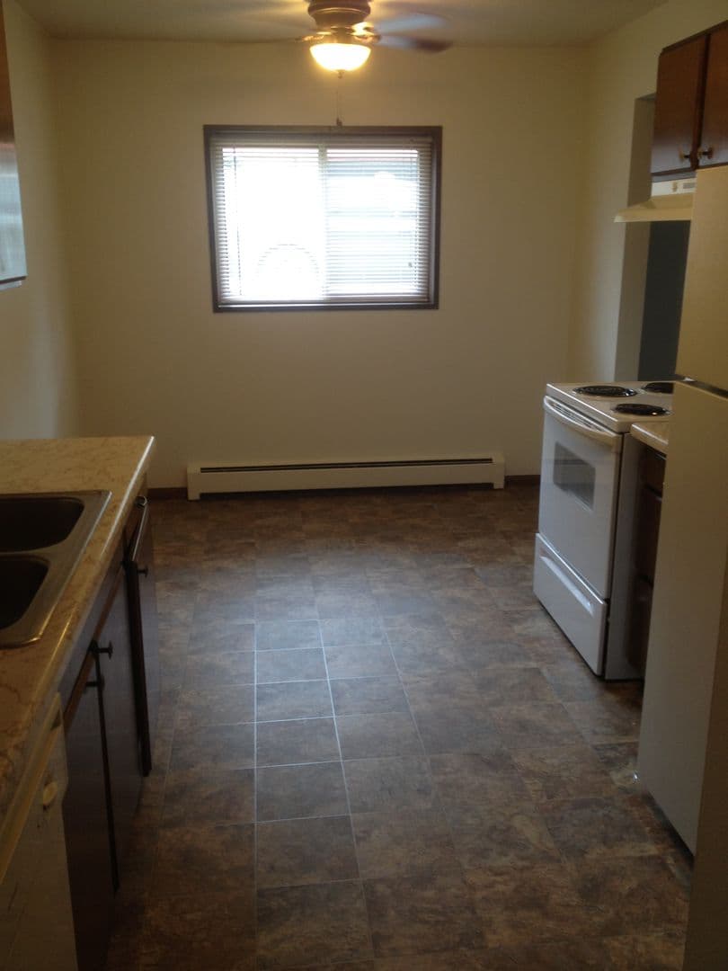 Moorhead Apartment: 1206 27th Ave S