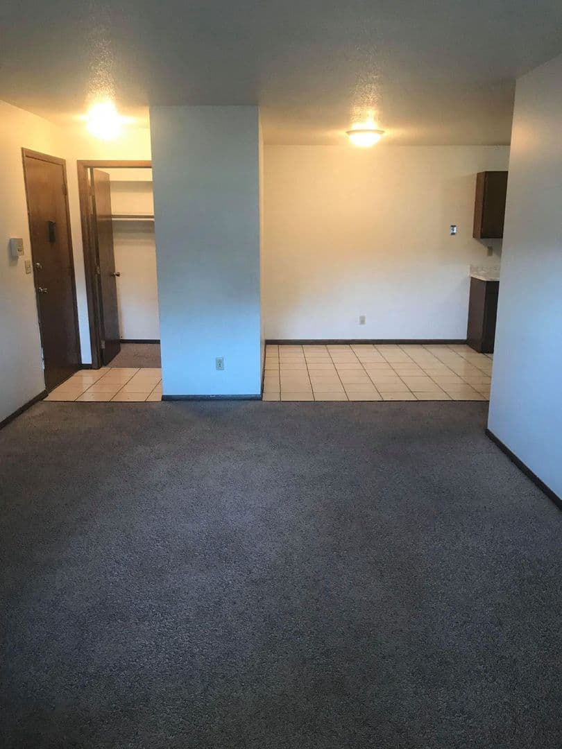 Moorhead Apartment: 1206 27th Ave S