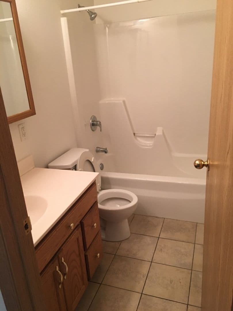 Moorhead Apartment: 1114 27th Ave S