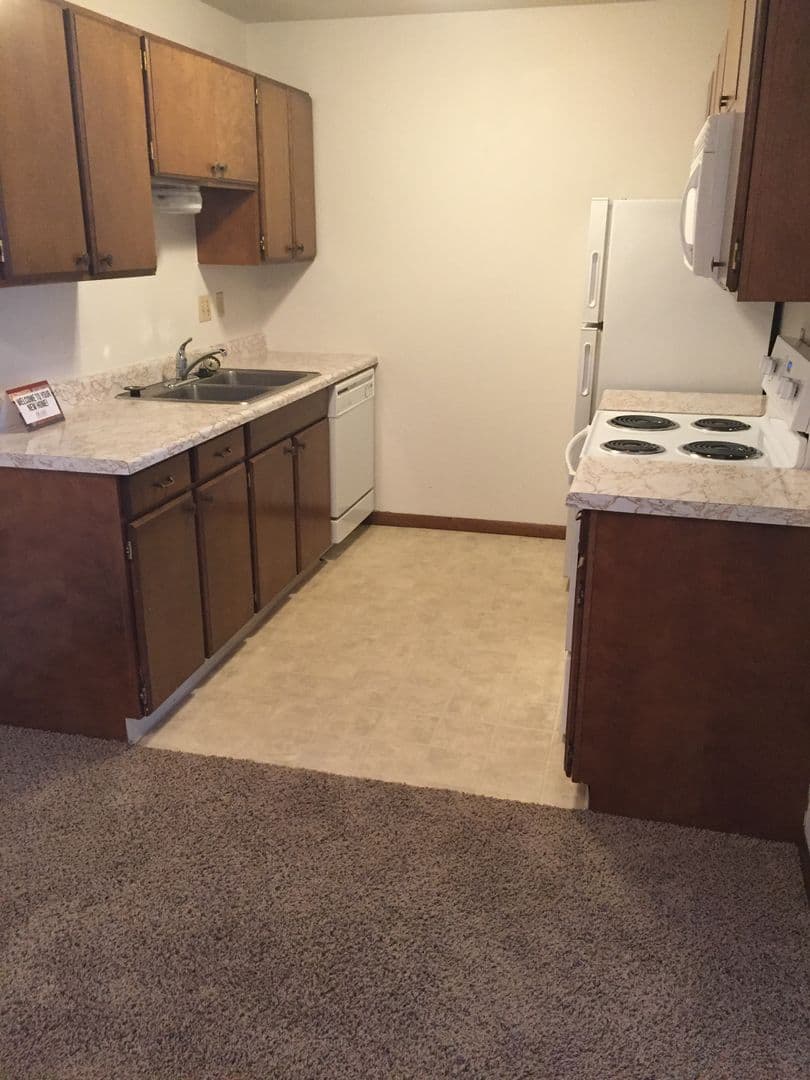 Moorhead Apartment: 1206 27th Ave S