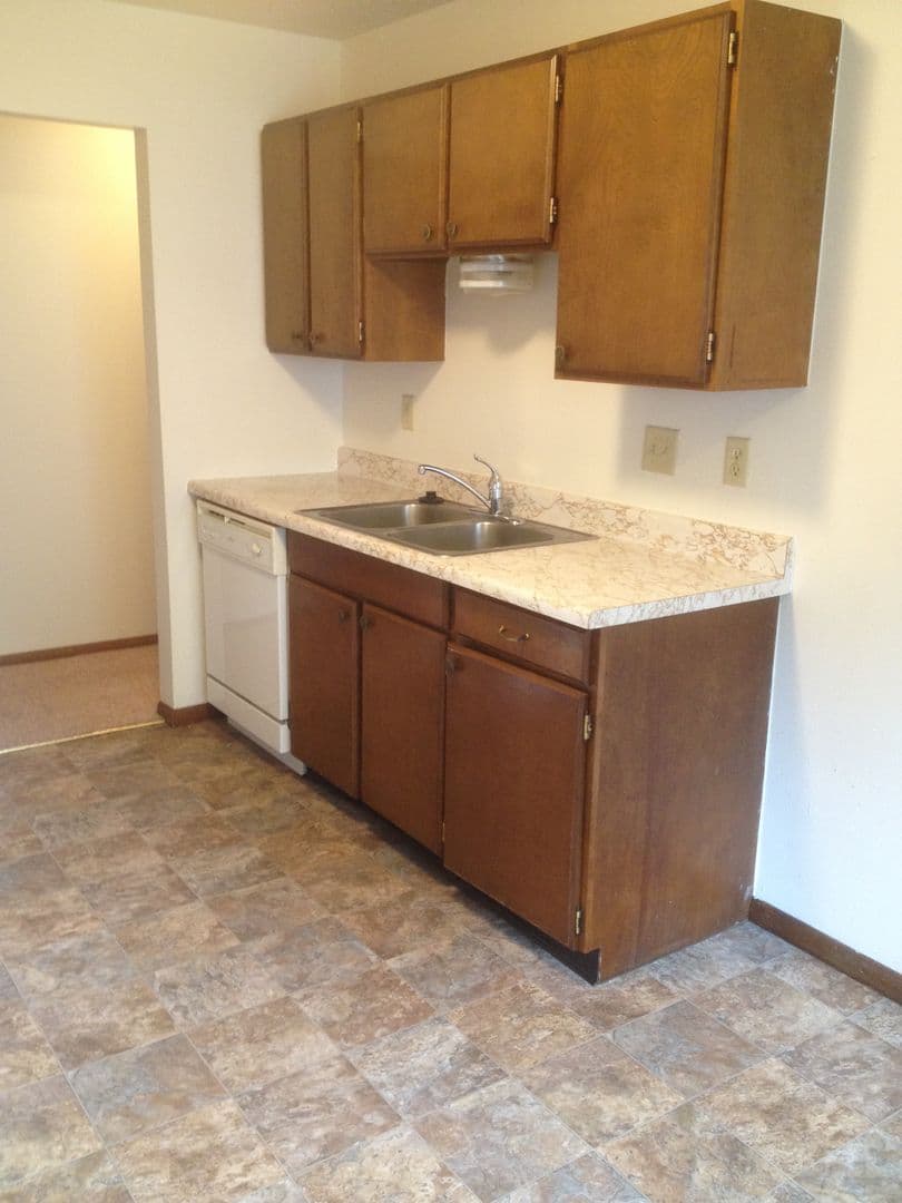 Moorhead Apartment: 1206 27th Ave S