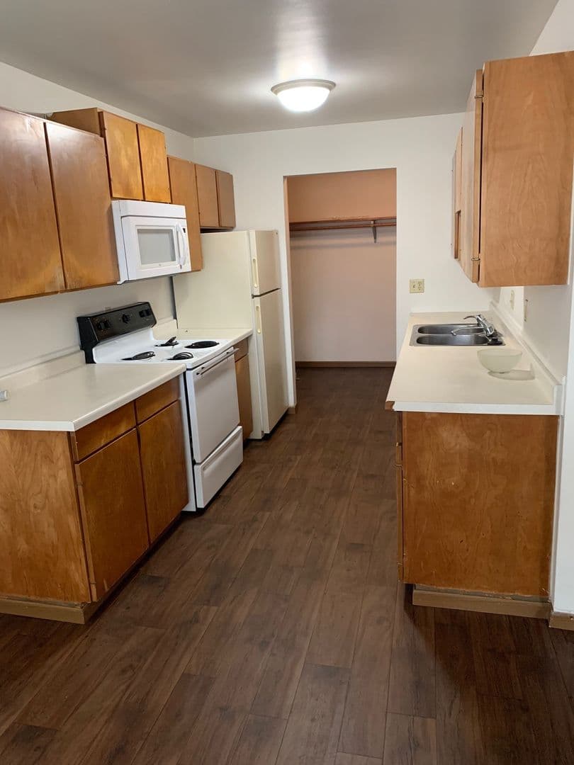 Moorhead Apartment: 924 24th Ave S