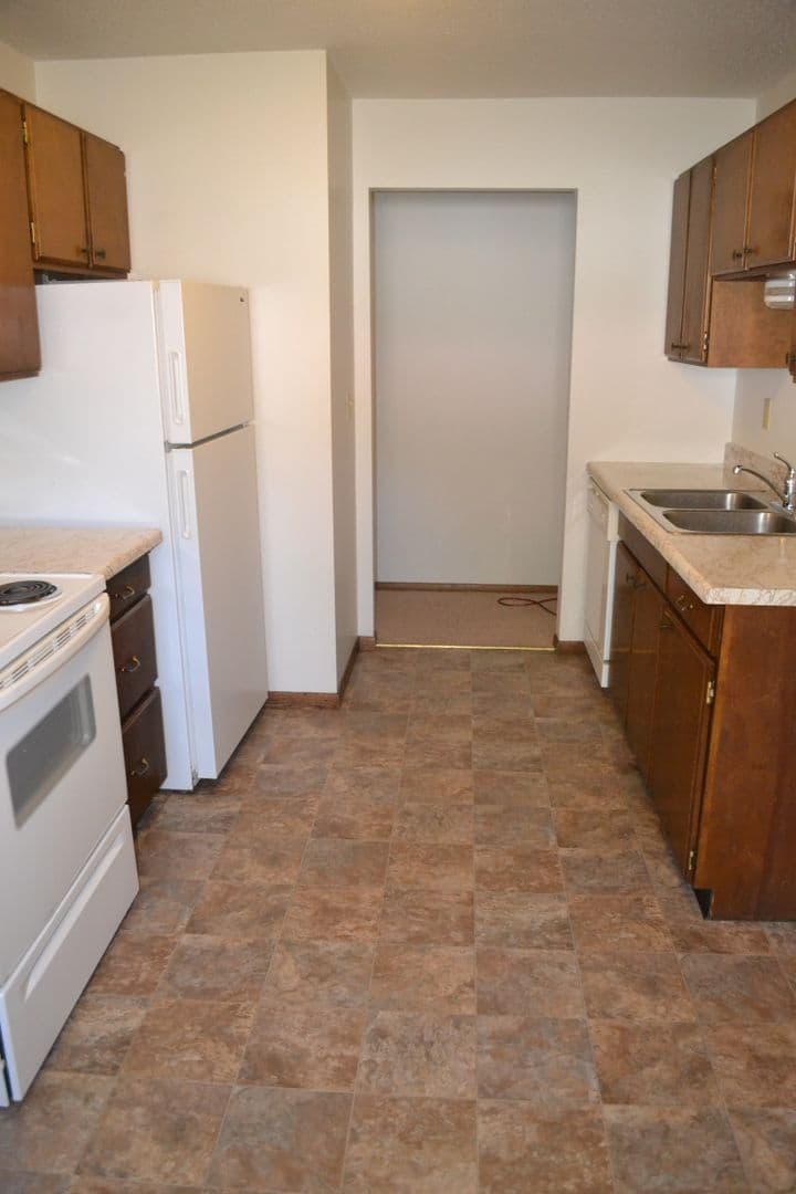 Moorhead Apartment: 1206 27th Ave S
