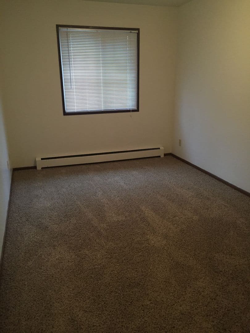 Moorhead Apartment: 1206 27th Ave S