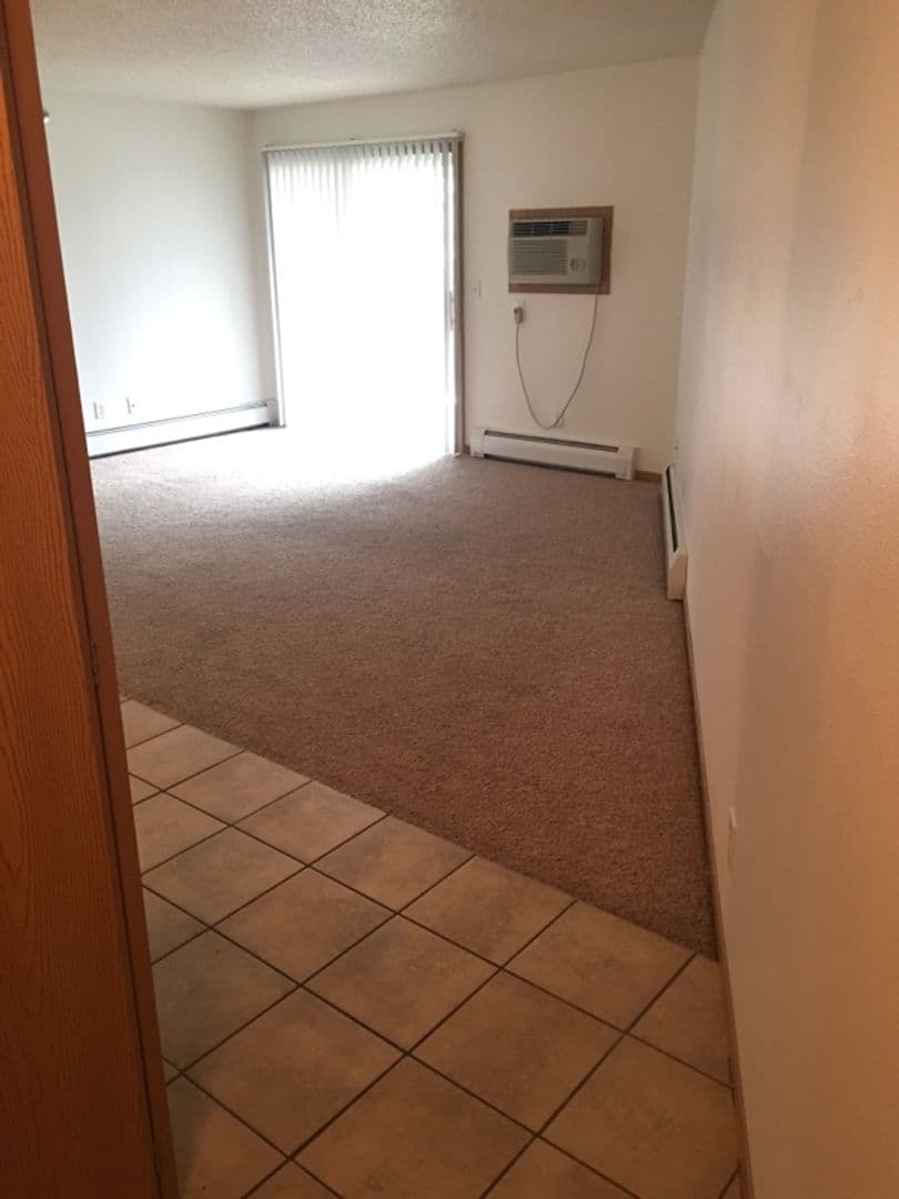 Moorhead Apartment: 1114 27th Ave S