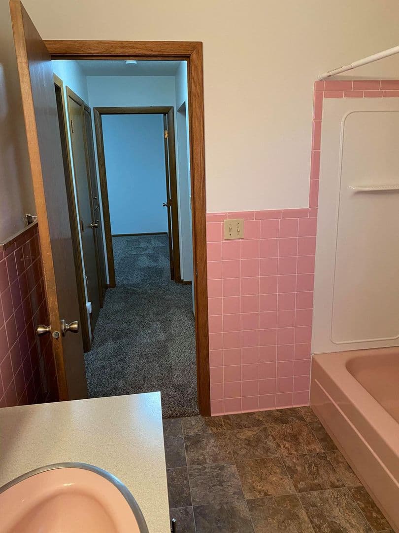 Moorhead Apartment: 2610 11th St S