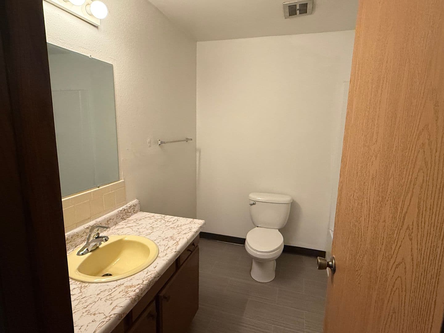 Moorhead Apartment: 1208 27th Ave S