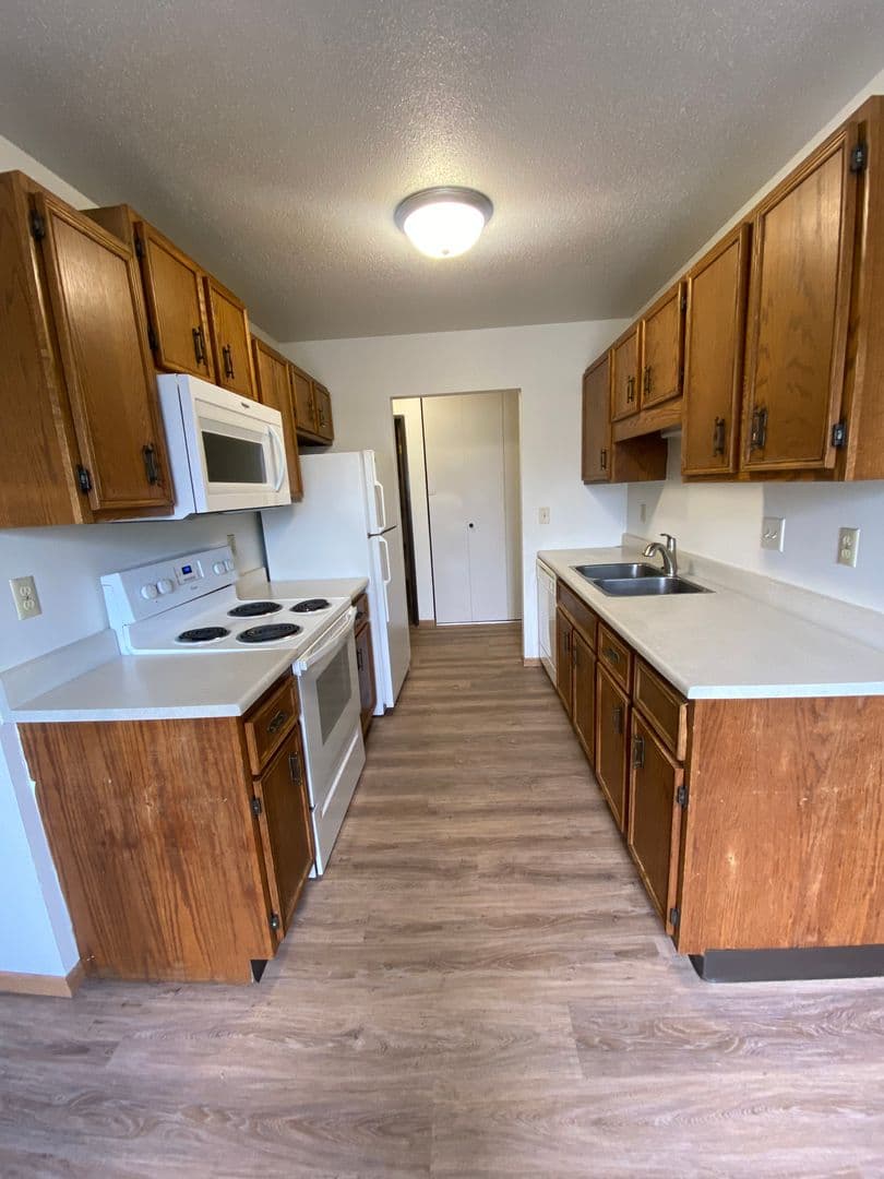 Moorhead Apartment: 1310 28th Ave S