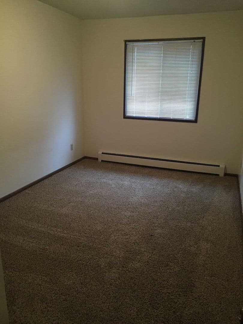 Moorhead Apartment: 1206 27th Ave S