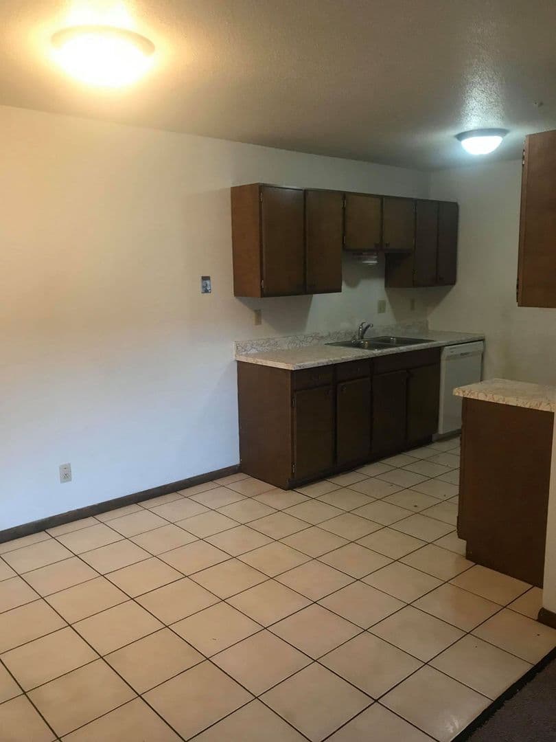 Moorhead Apartment: 1206 27th Ave S