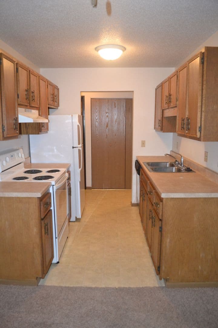 Moorhead Apartment: 1220 28th Ave S