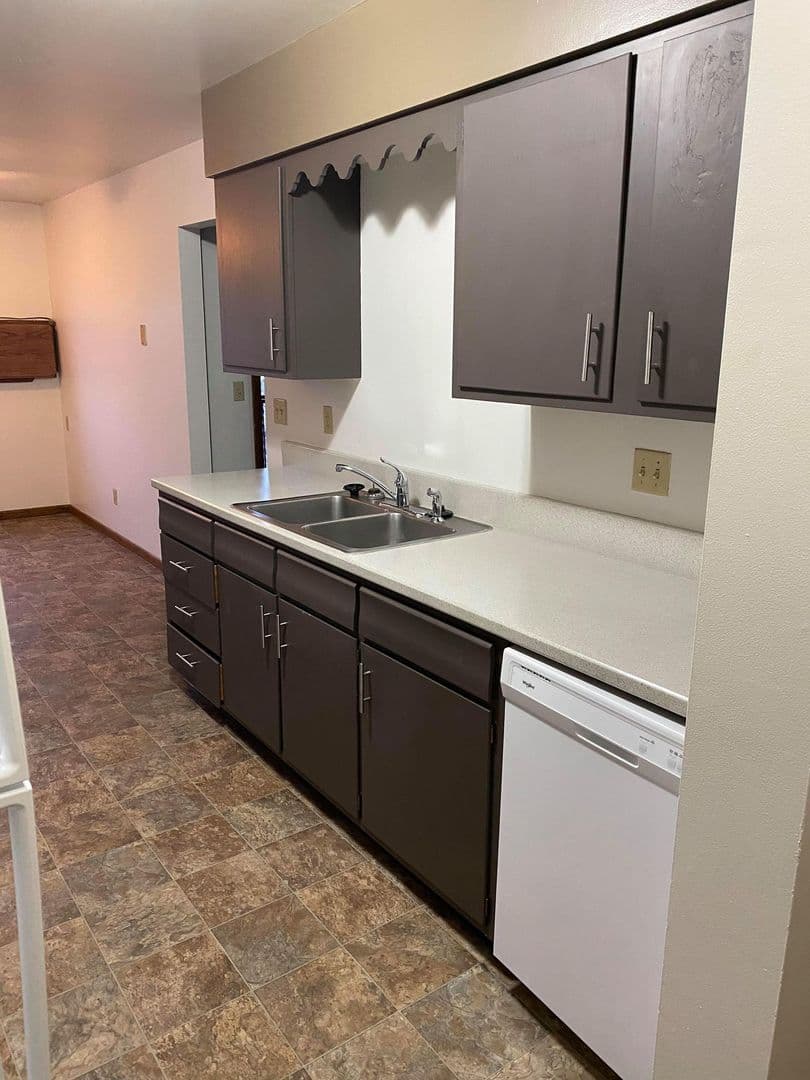Moorhead Apartment: 2610 11th St S