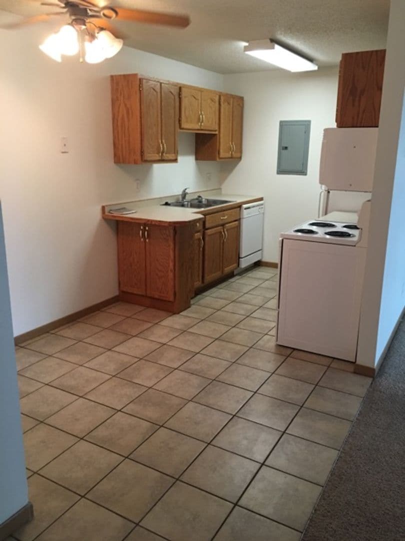 Moorhead Apartment: 1114 27th Ave S