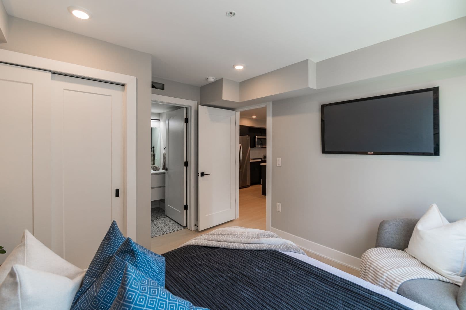 Philadelphia Apartment: 6604 Ridge Ave