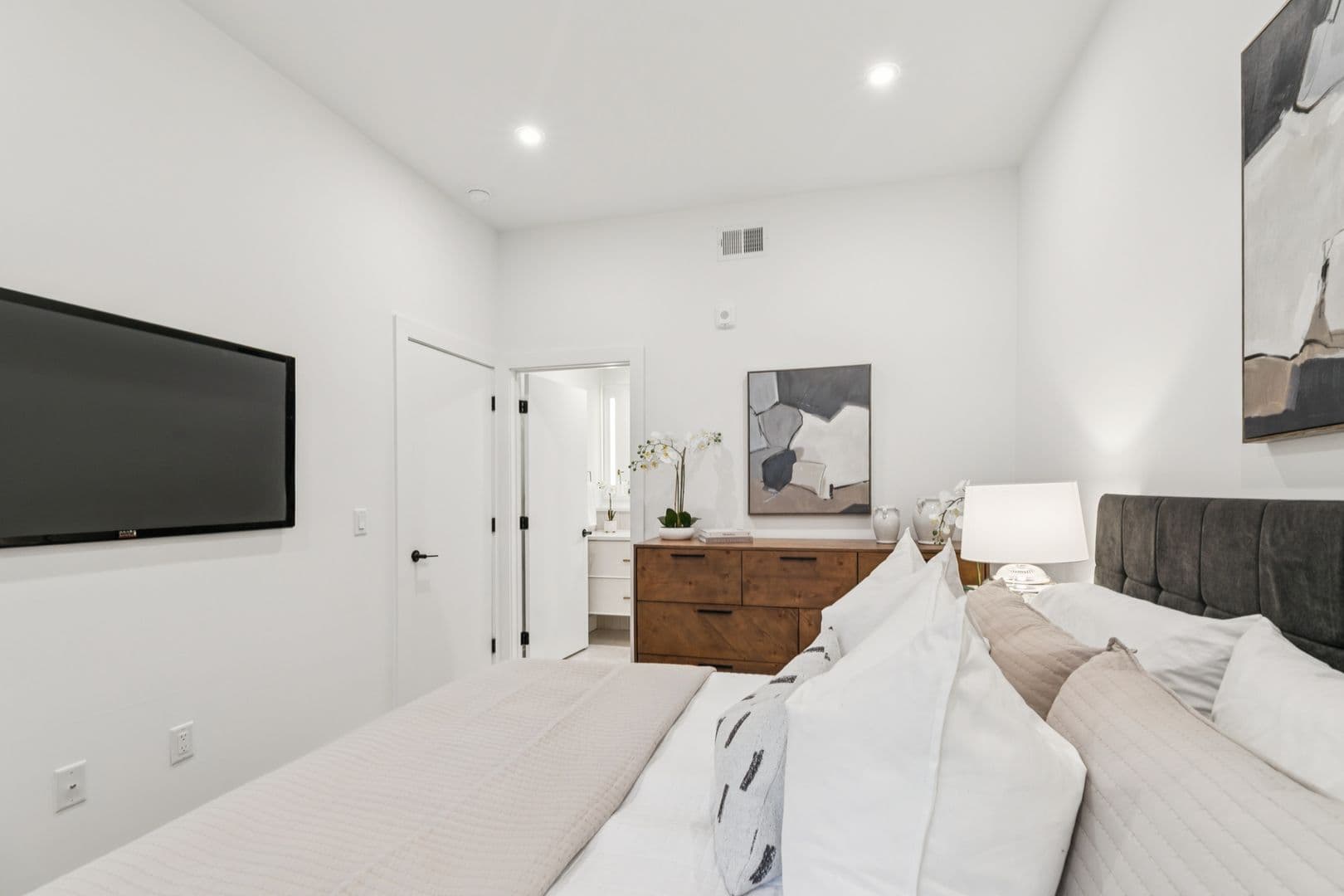 Philadelphia Apartment: 20-30 W Allens Ln