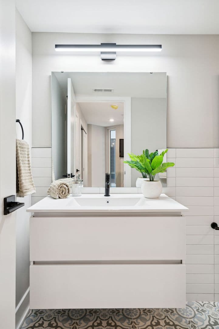 Philadelphia Apartment: 6604 Ridge Ave