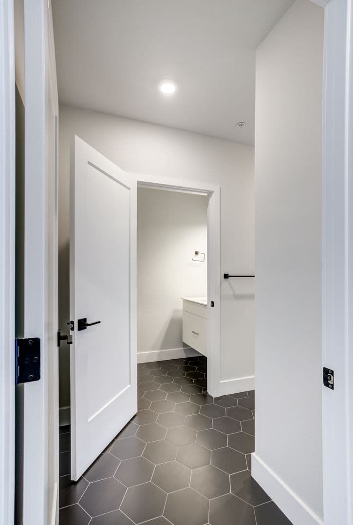 Philadelphia Apartment: 6910 Ridge Avenue