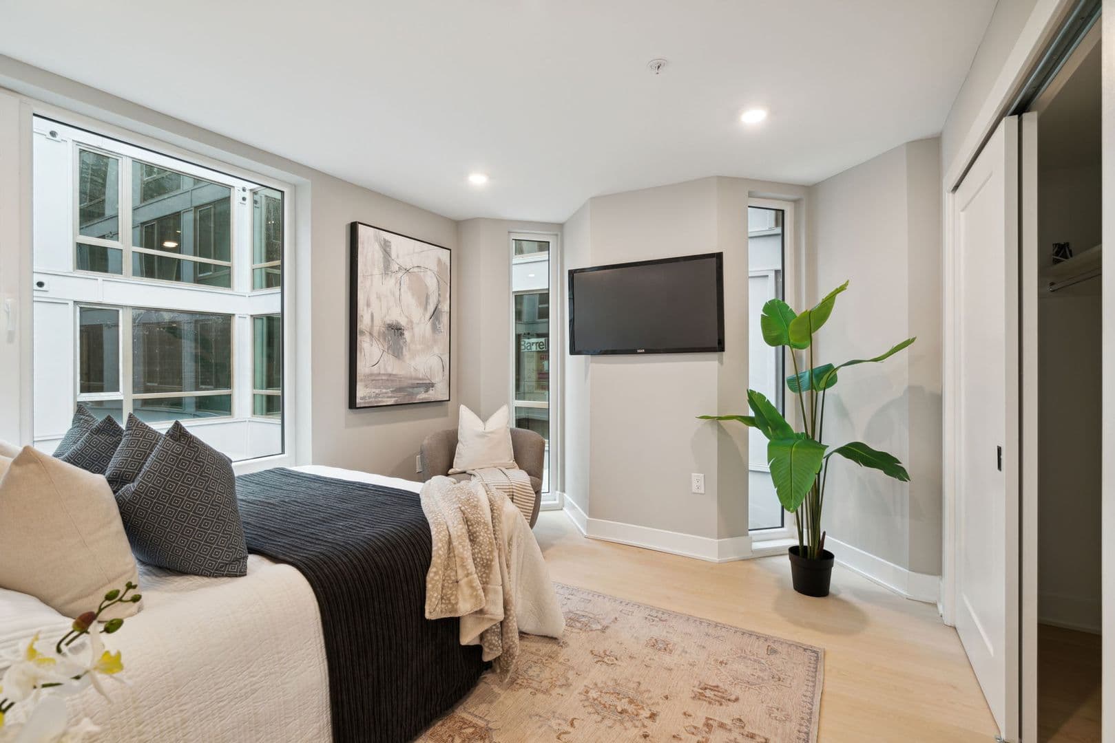 Philadelphia Apartment: 6604 Ridge Ave