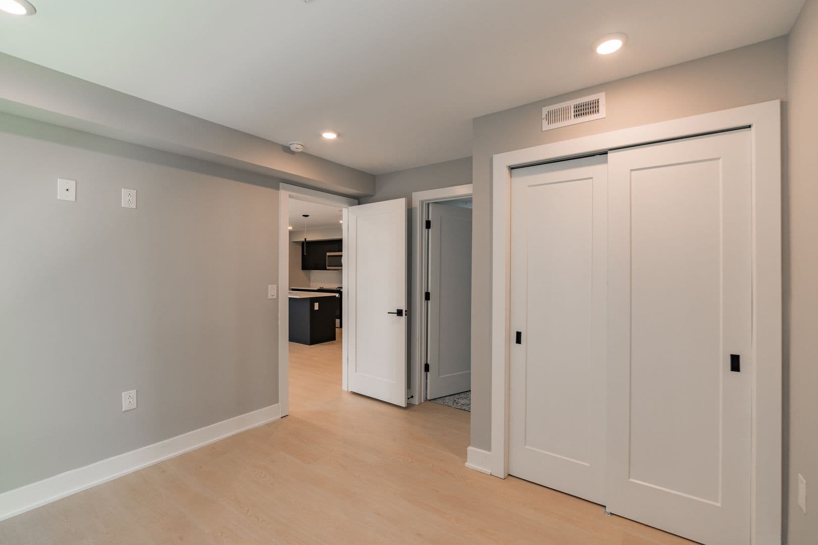 Philadelphia Apartment: 6604 Ridge Ave