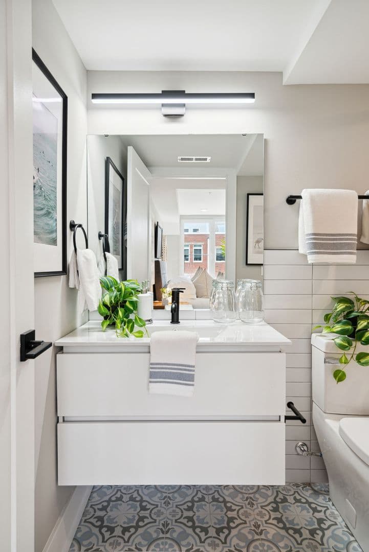 Philadelphia Apartment: 6604 Ridge Ave