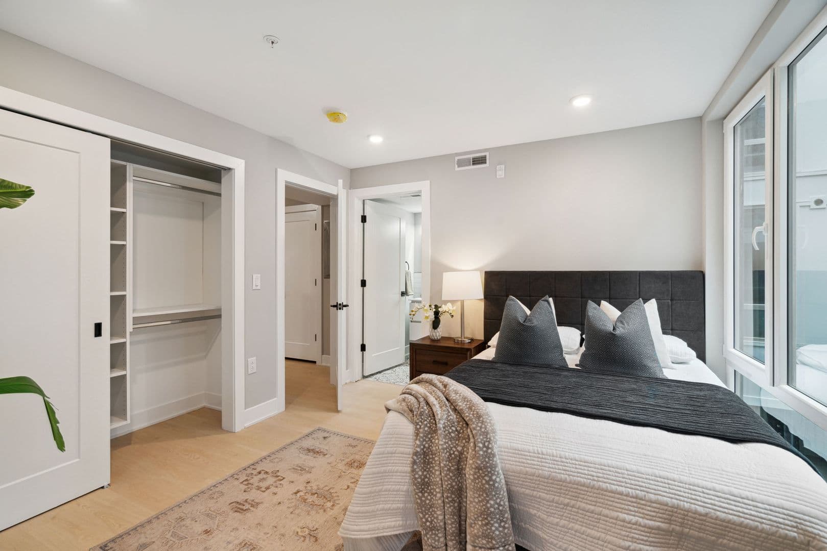 Philadelphia Apartment: 6604 Ridge Ave