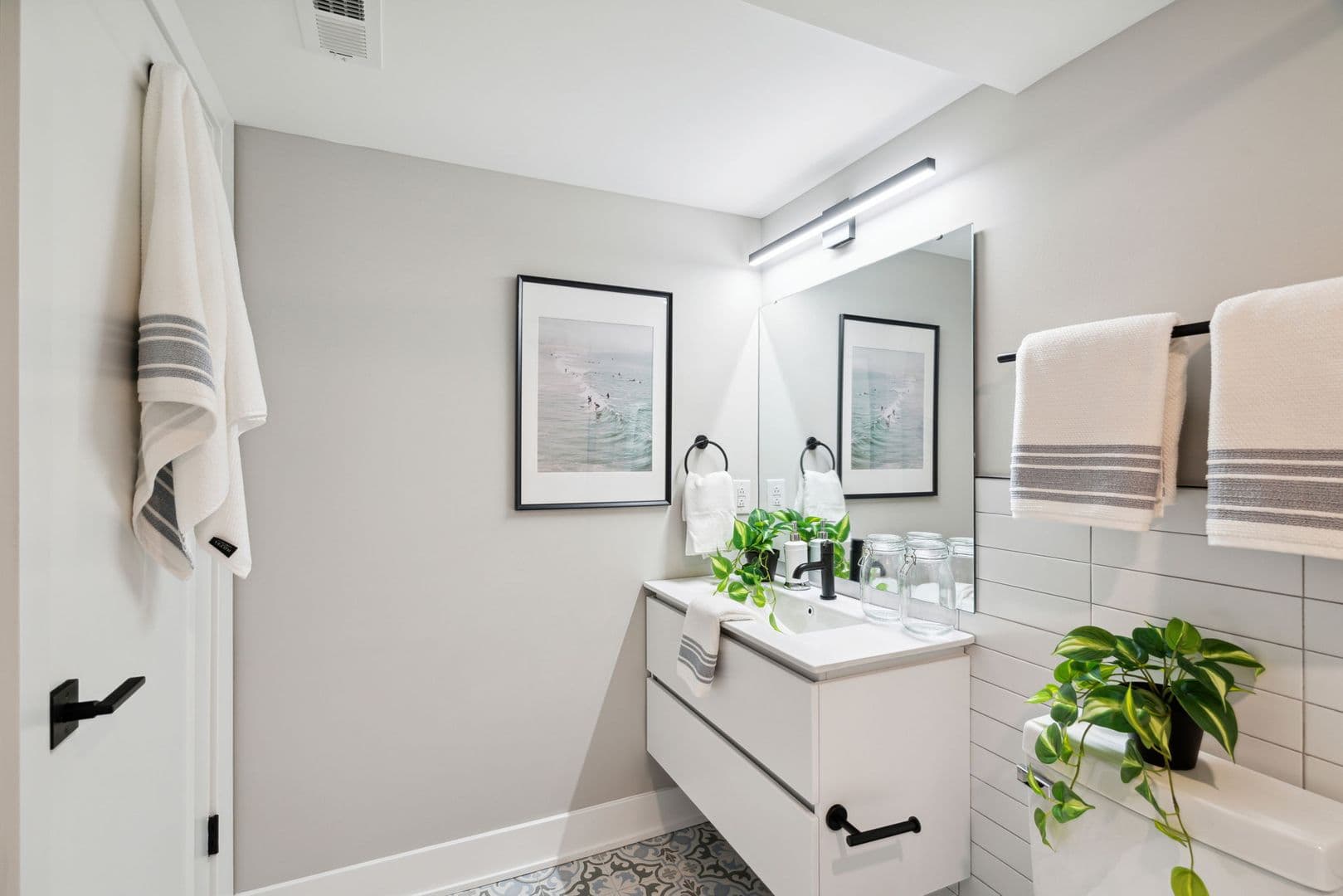 Philadelphia Apartment: 6604 Ridge Ave