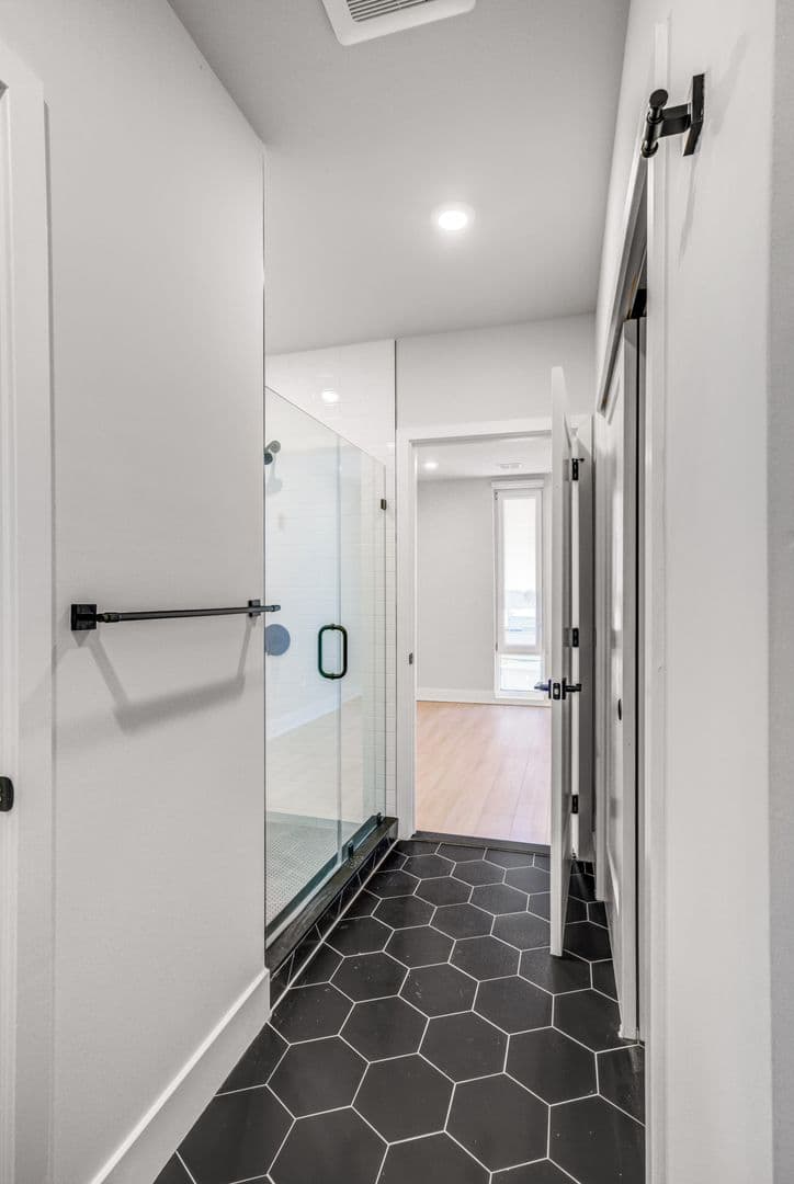 Philadelphia Apartment: 6910 Ridge Avenue