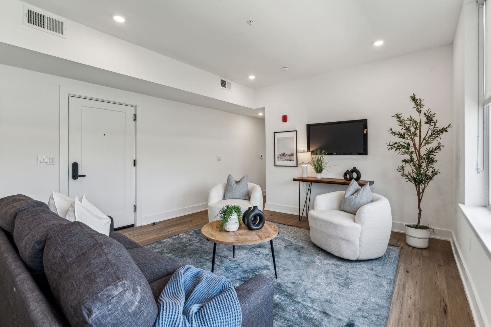 Philadelphia Apartment: 139 W Chelten Ave