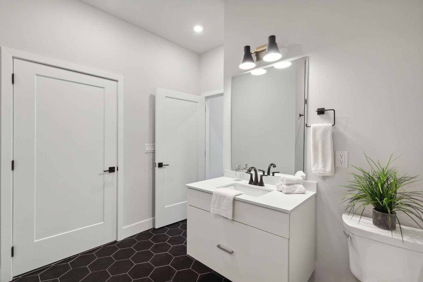Philadelphia Apartment: 6910 Ridge Avenue