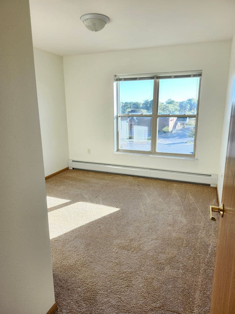 Green Bay Apartment: 445 Cardinal Lane