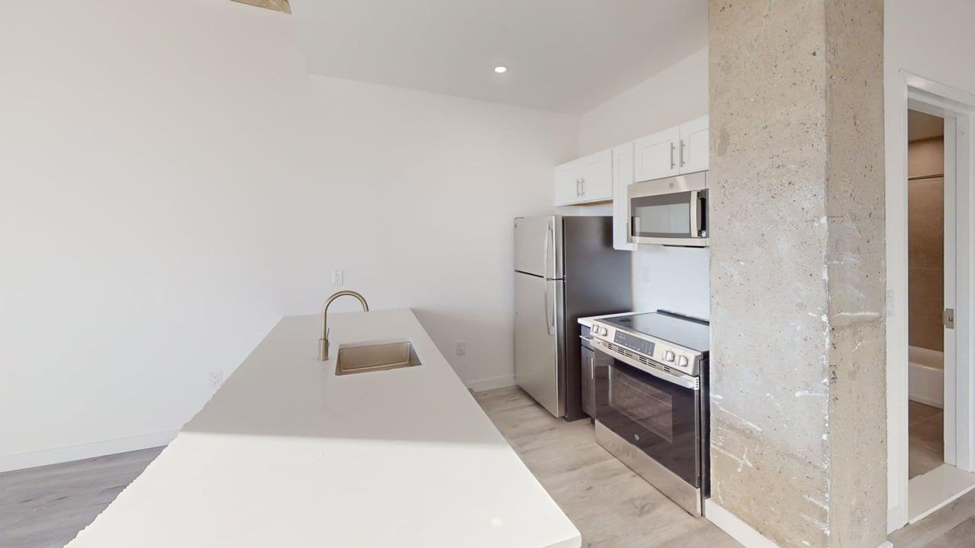 Newark Apartment: 10 Commerce Court