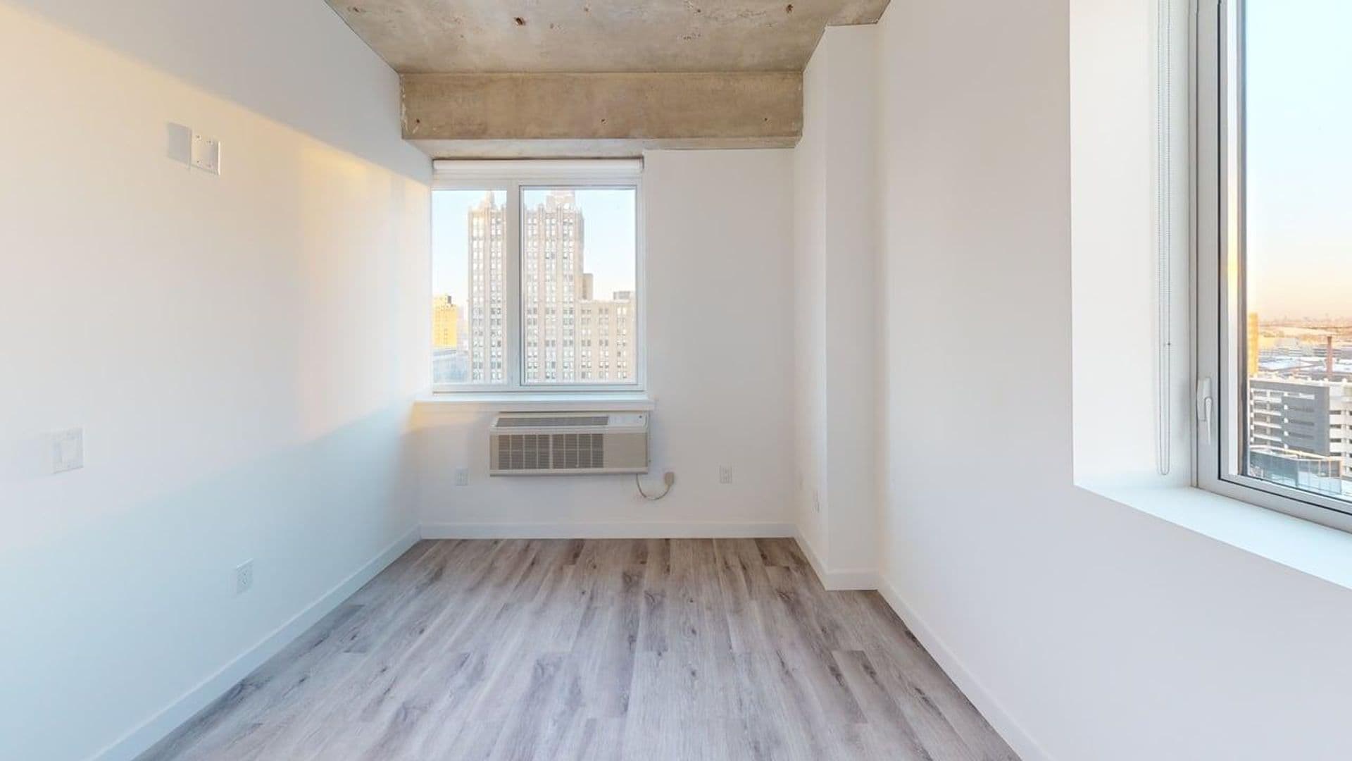 Newark Apartment: 10 Commerce Court