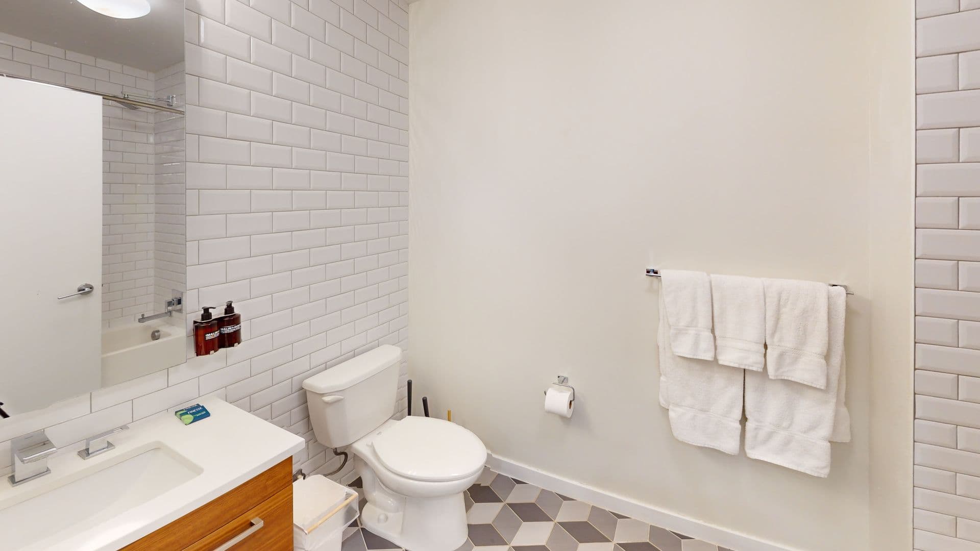 Newark Apartment: 10 Central Ave