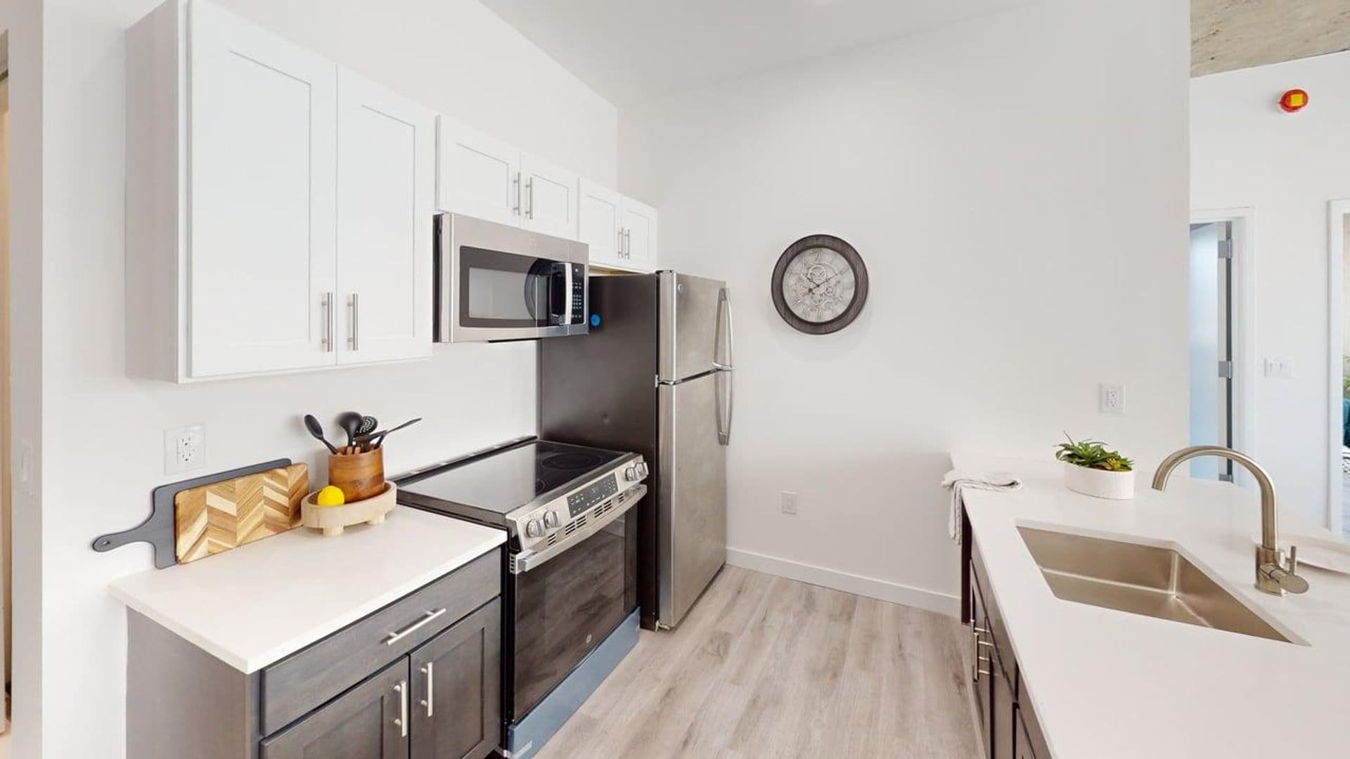 Newark Apartment: 10 Commerce Court