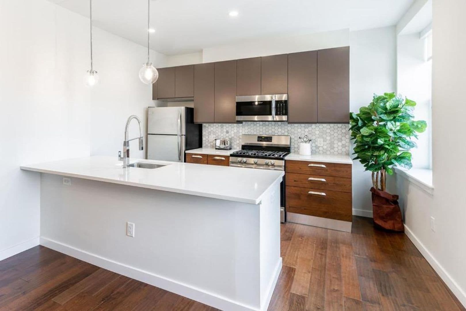 Newark Apartment: 10 Central Ave