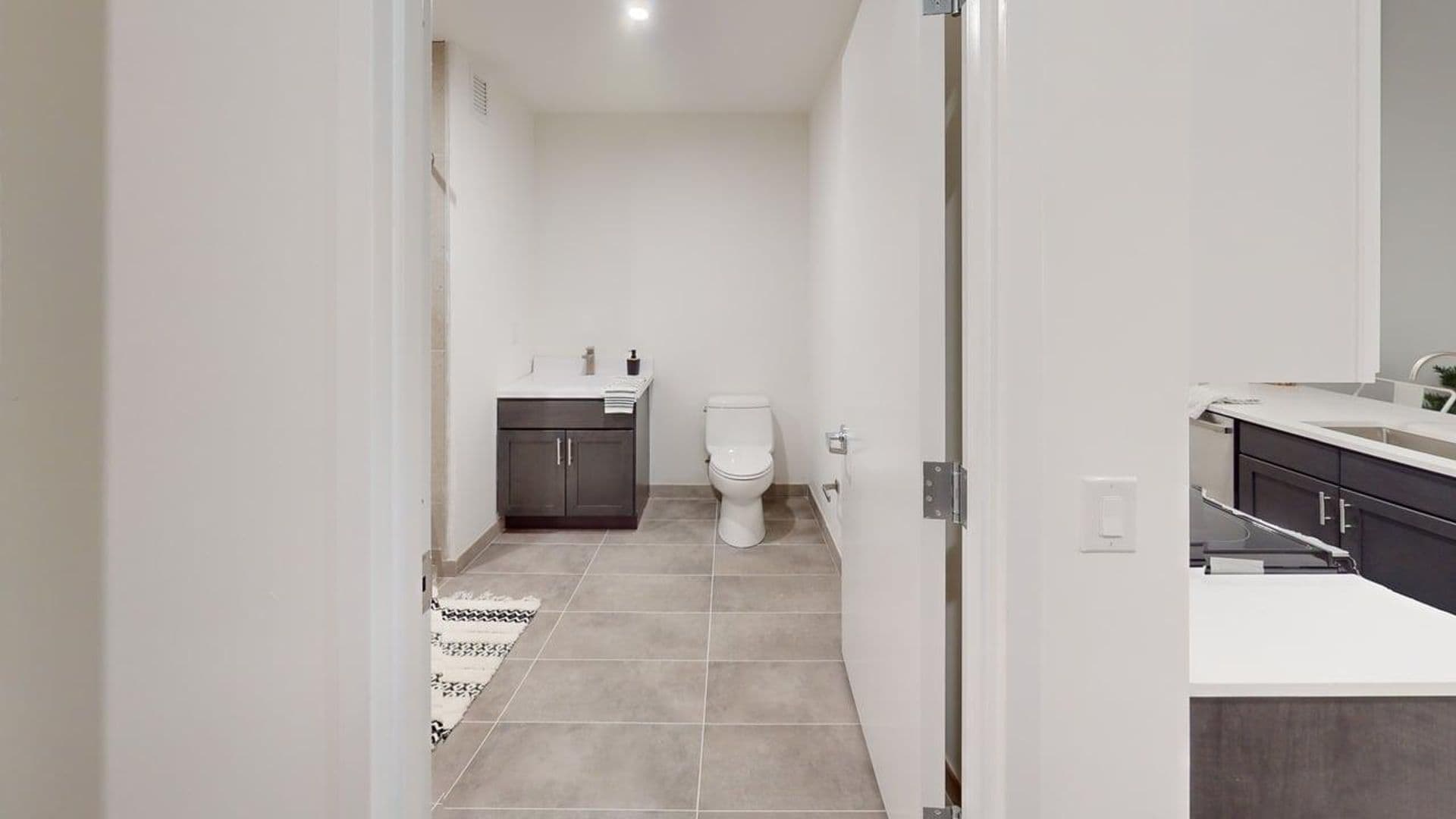 Newark Apartment: 10 Commerce Court