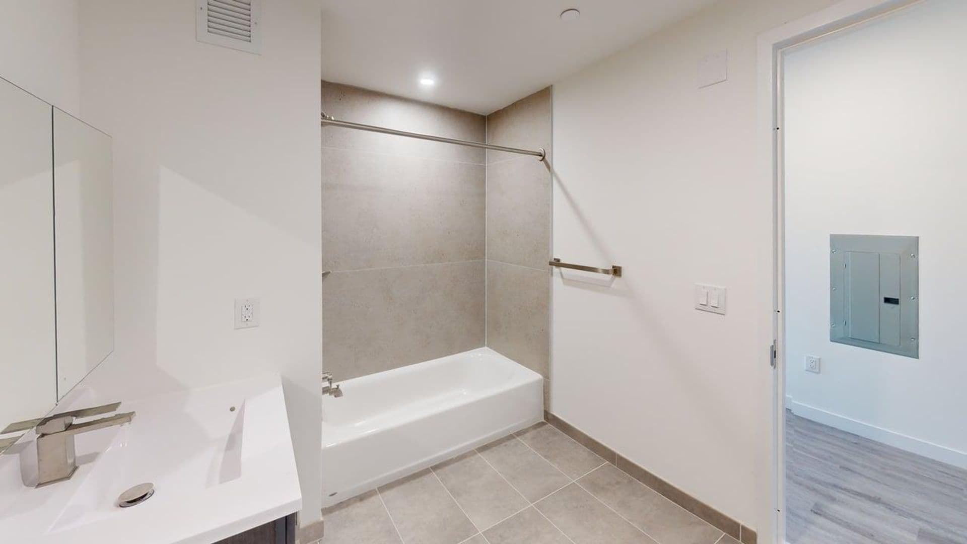 Newark Apartment: 10 Commerce Court