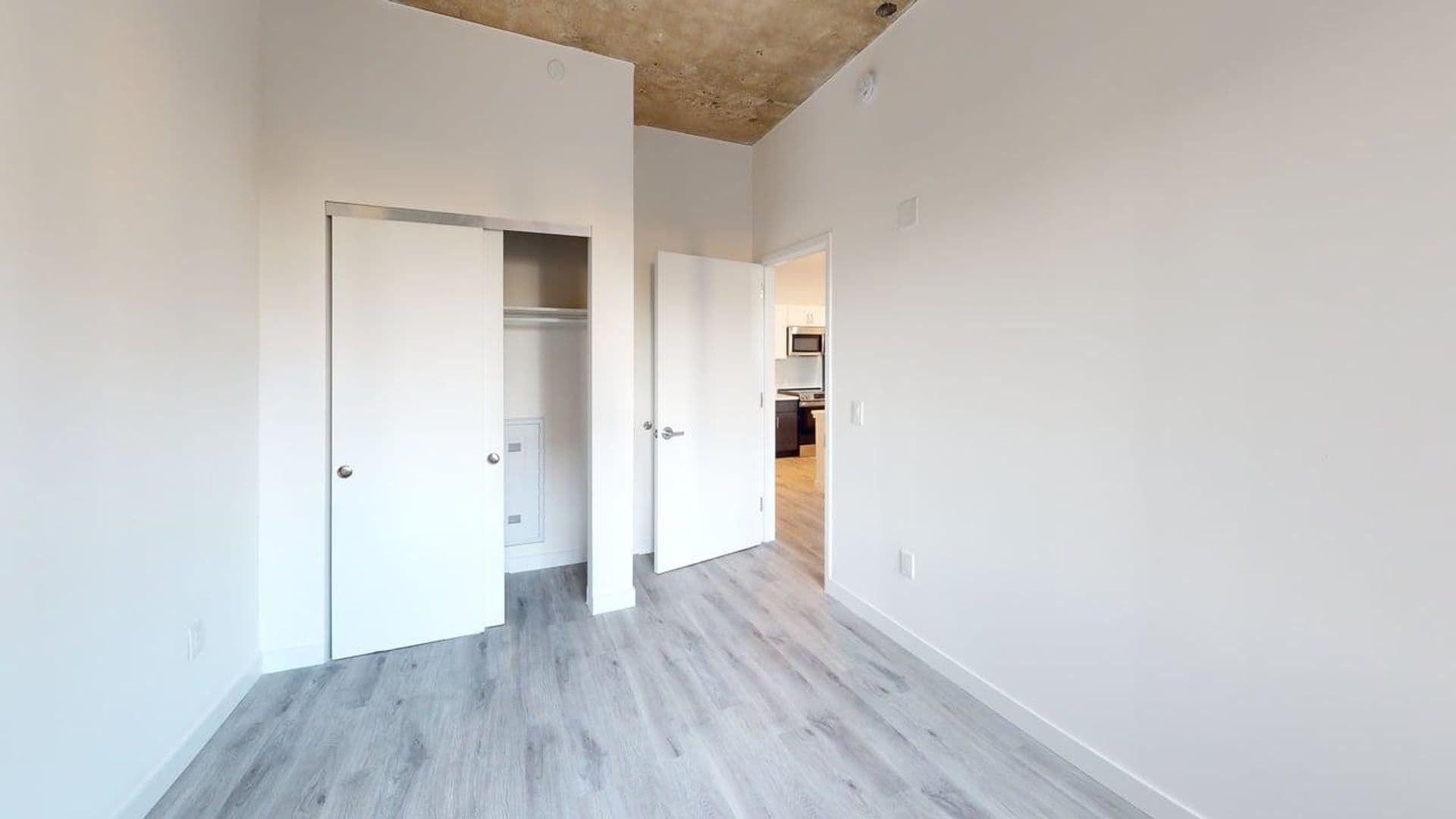Newark Apartment: 10 Commerce Court