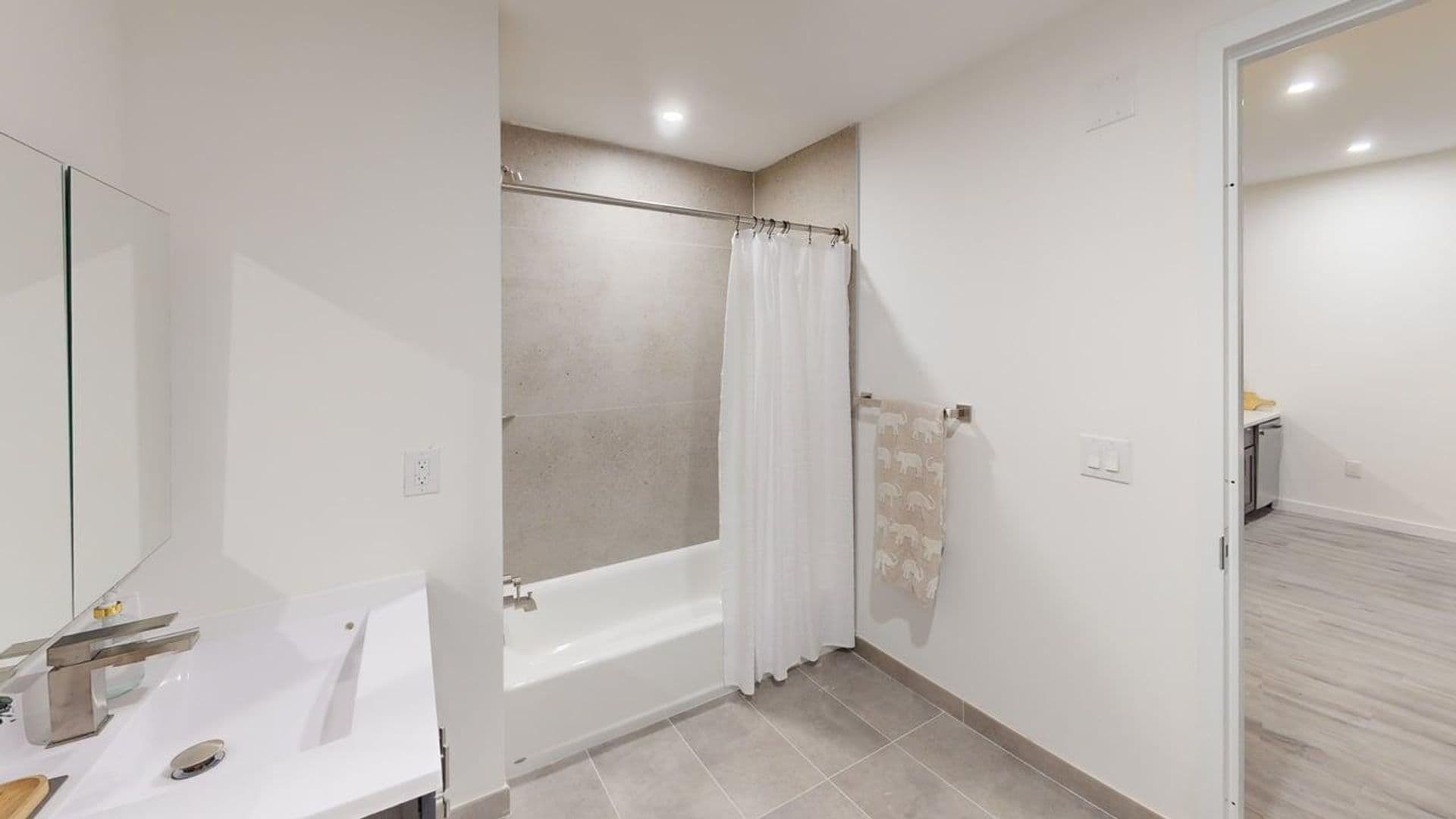 Newark Apartment: 10 Commerce Court