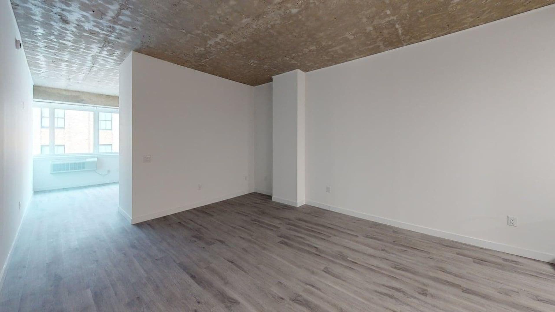 Newark Apartment: 10 Commerce Court