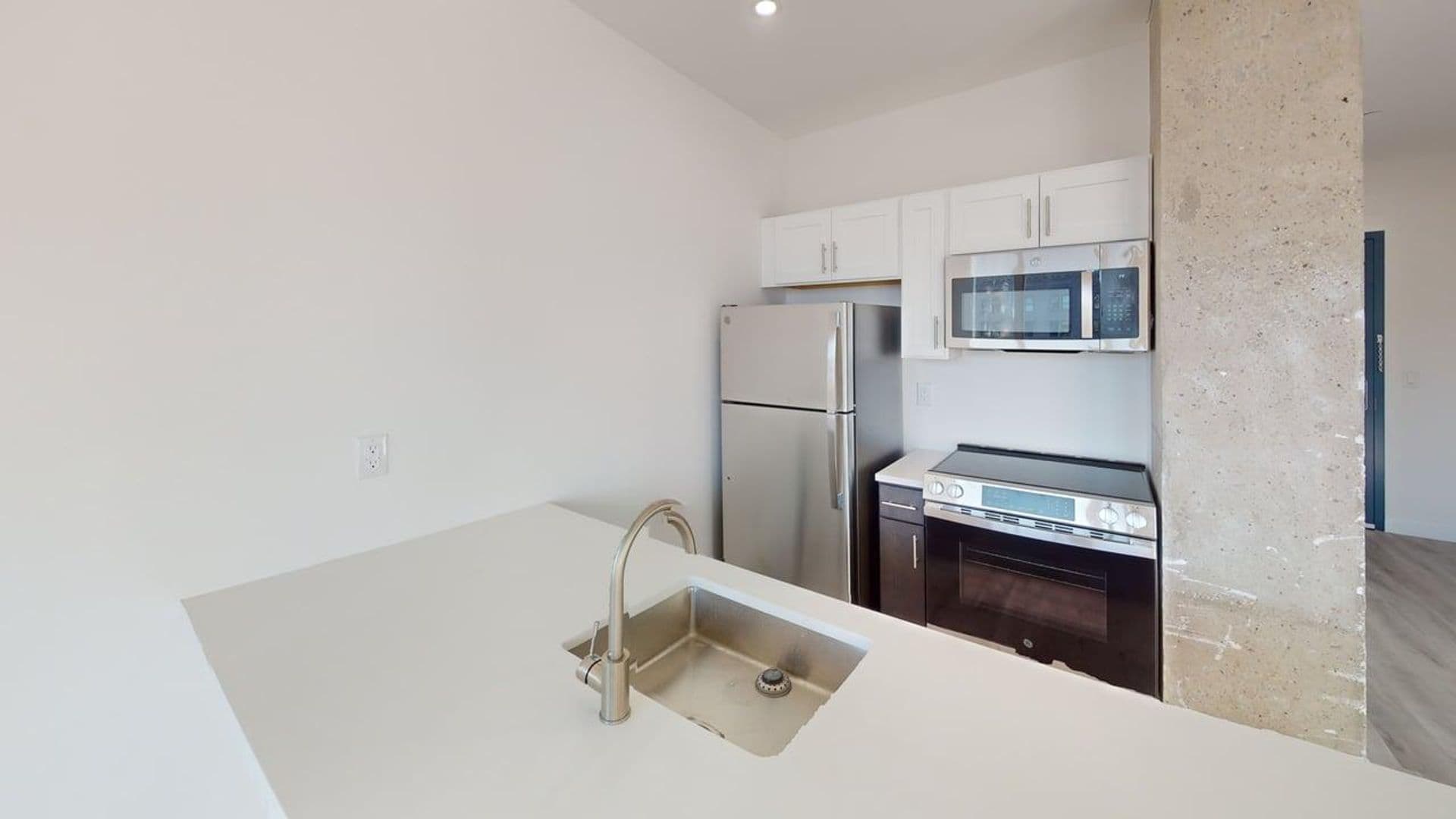 Newark Apartment: 10 Commerce Court