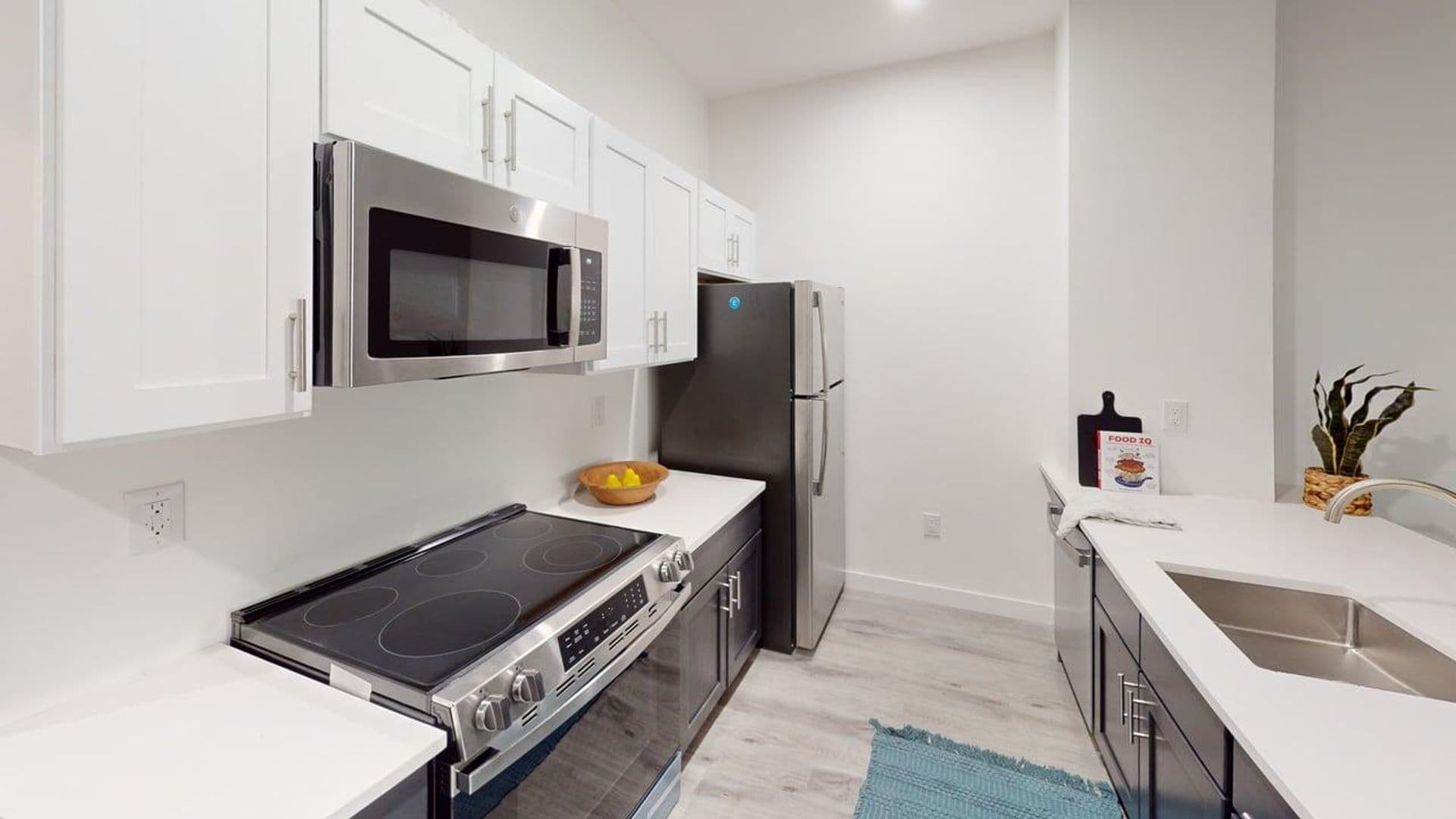 Newark Apartment: 10 Commerce Court