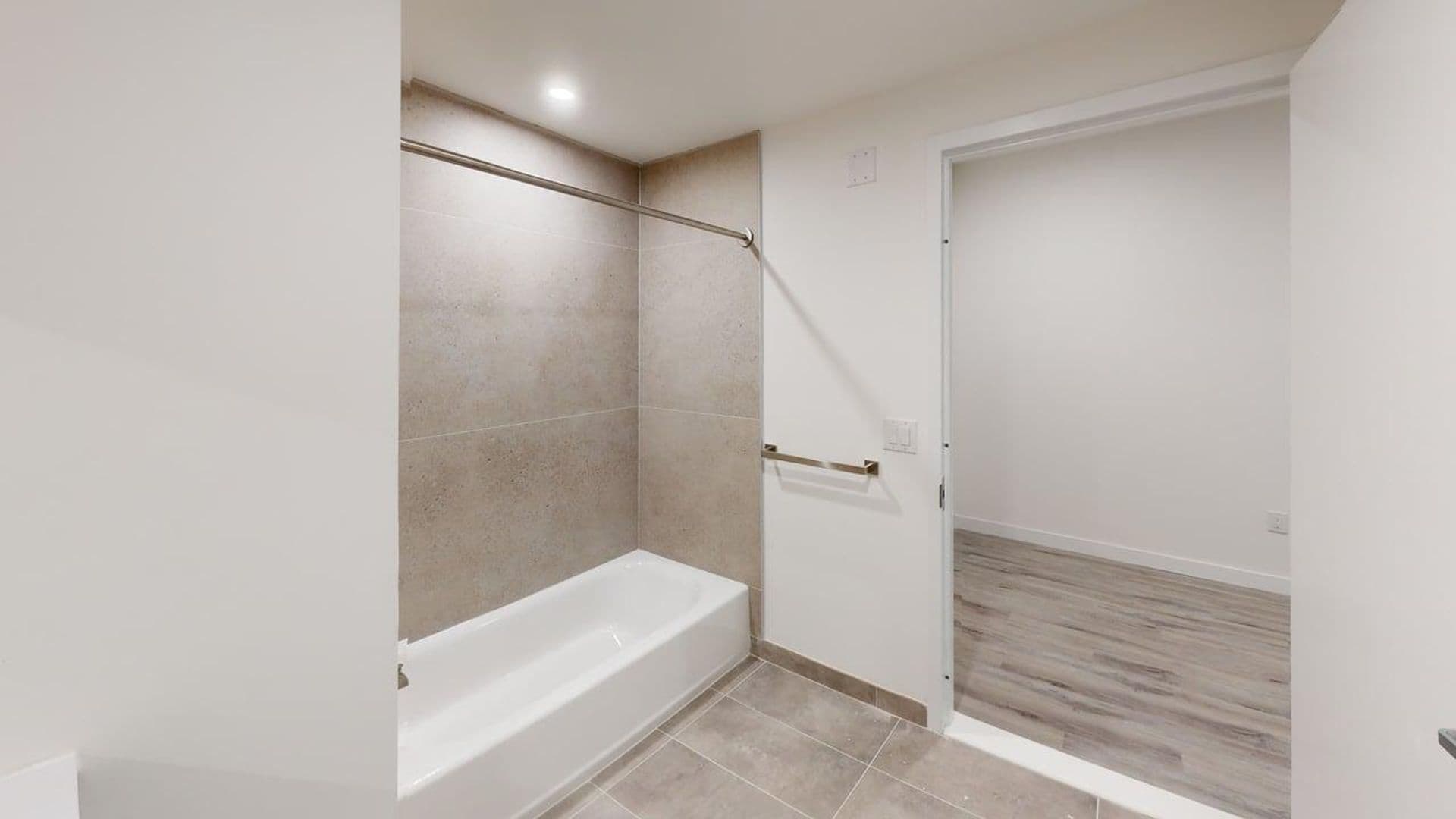 Newark Apartment: 10 Commerce Court