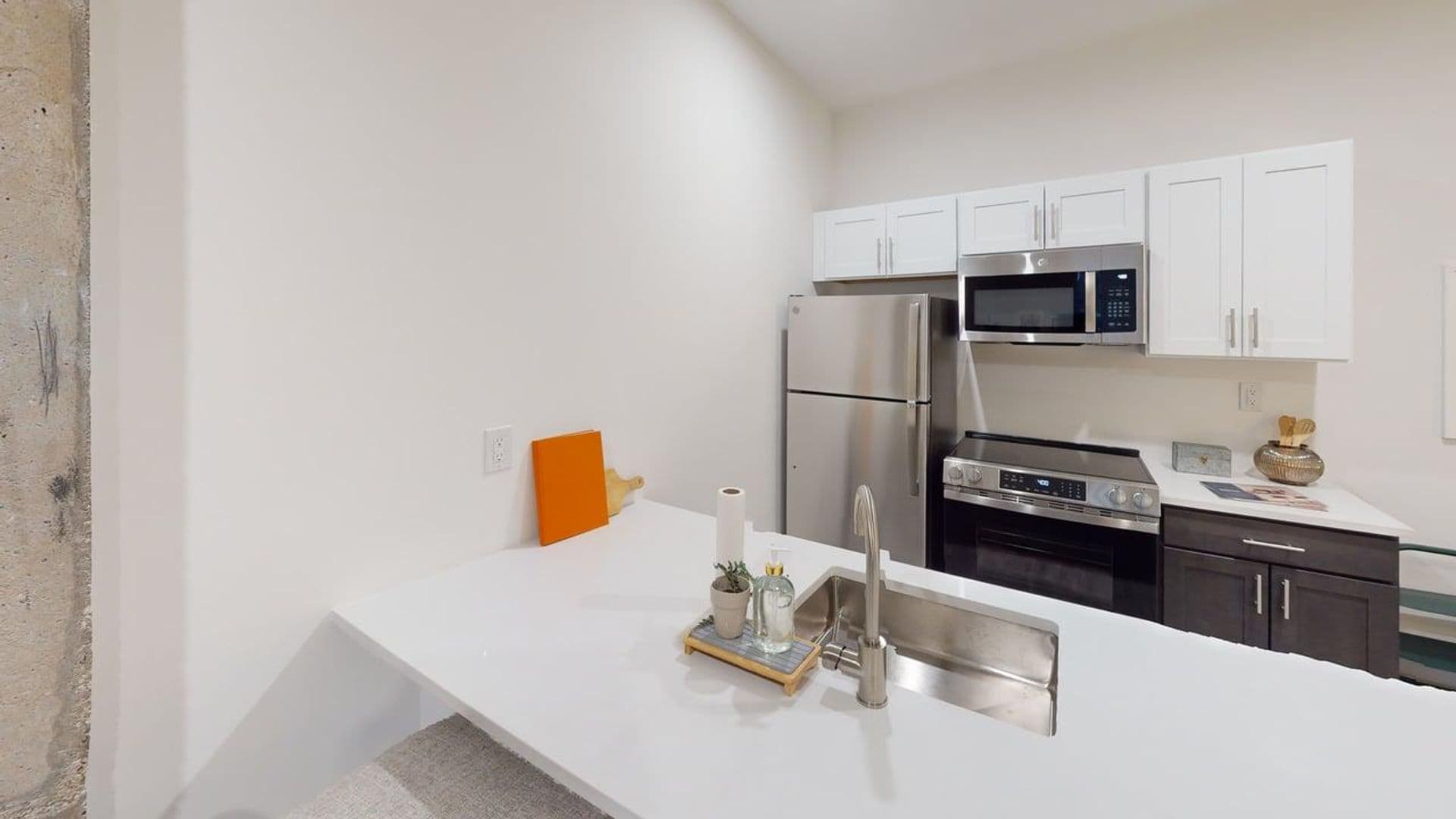 Newark Apartment: 10 Commerce Court