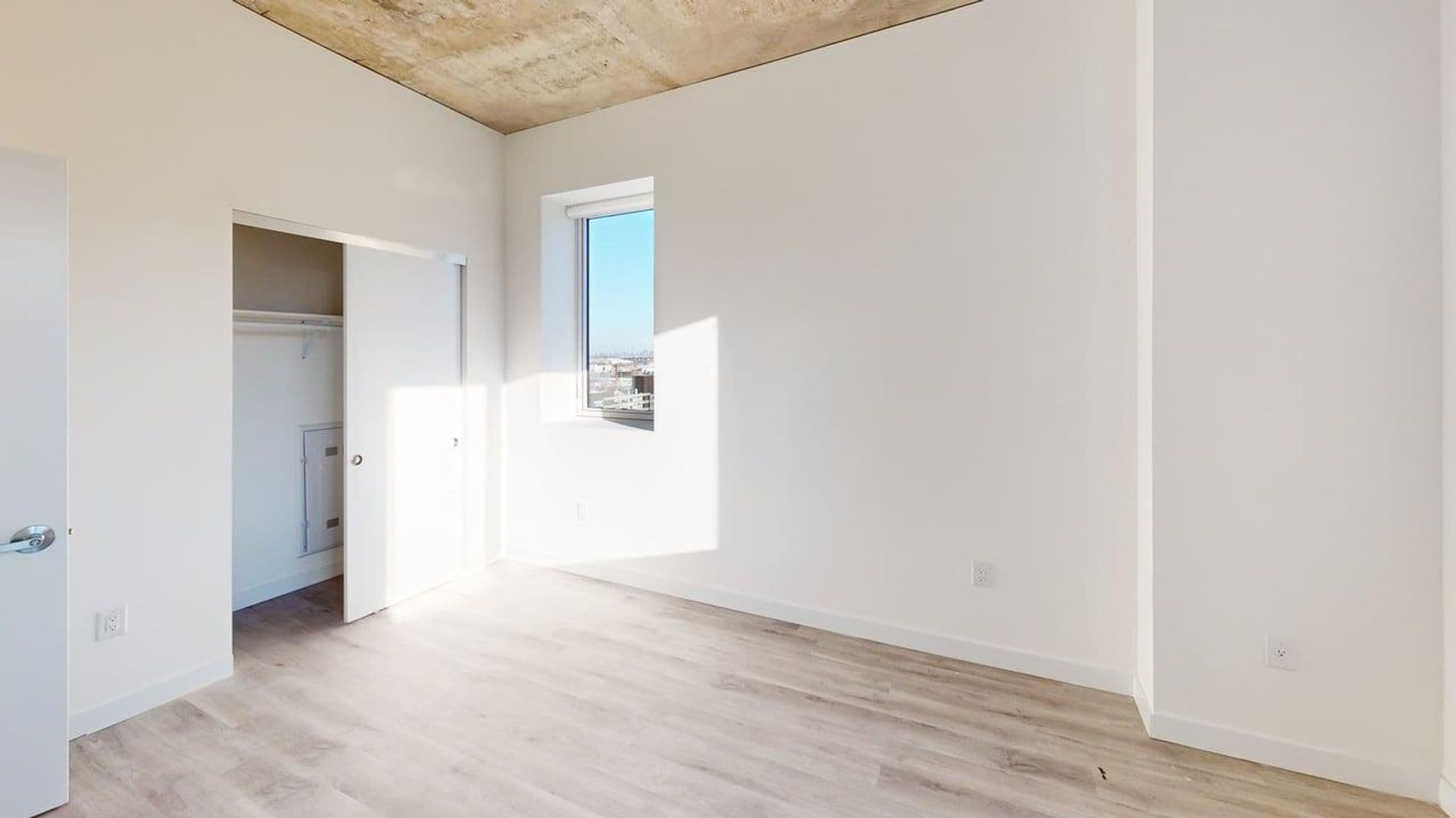 Newark Apartment: 10 Commerce Court