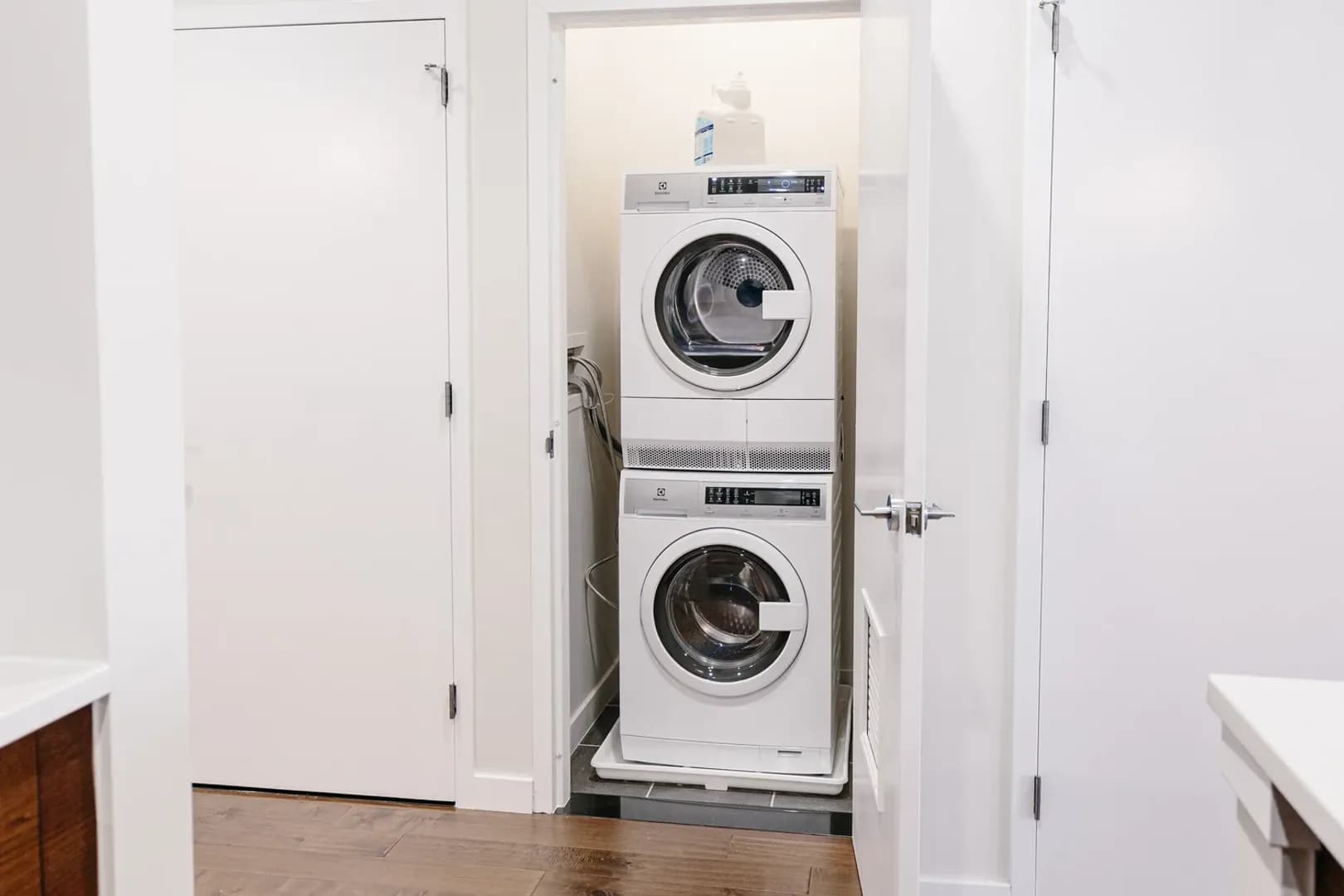 Newark Apartment: 10 Central Ave