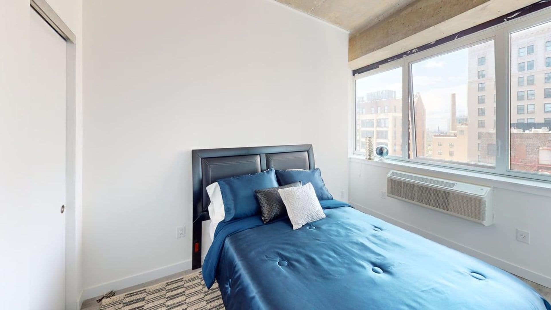 Newark Apartment: 10 Commerce Court